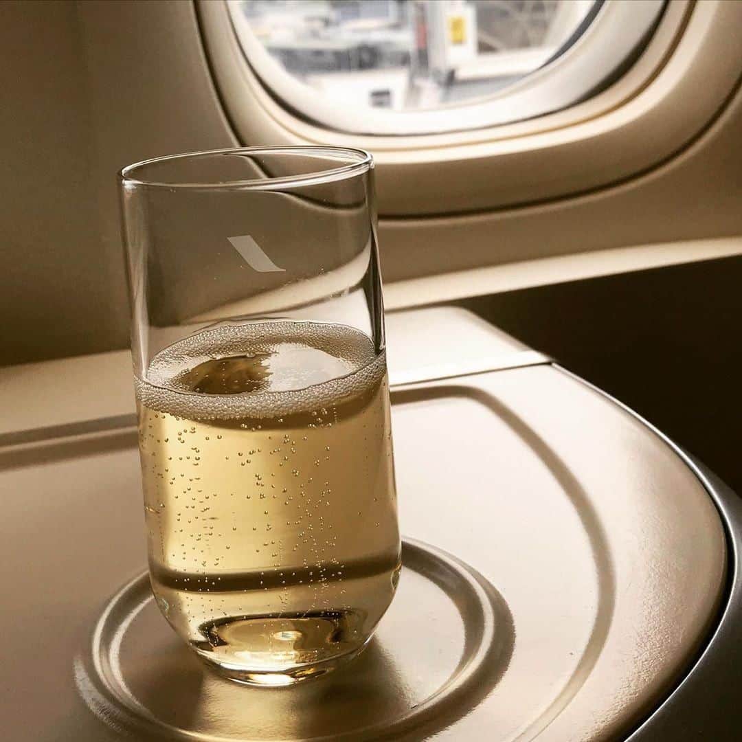 のインスタグラム：「Feeling bubbly.  Avoir le regard qui pétille. Merci @gallardtahiti  À consommer avec modération. #AirFrance #Franceisintheair #travel #plane #businessclass」