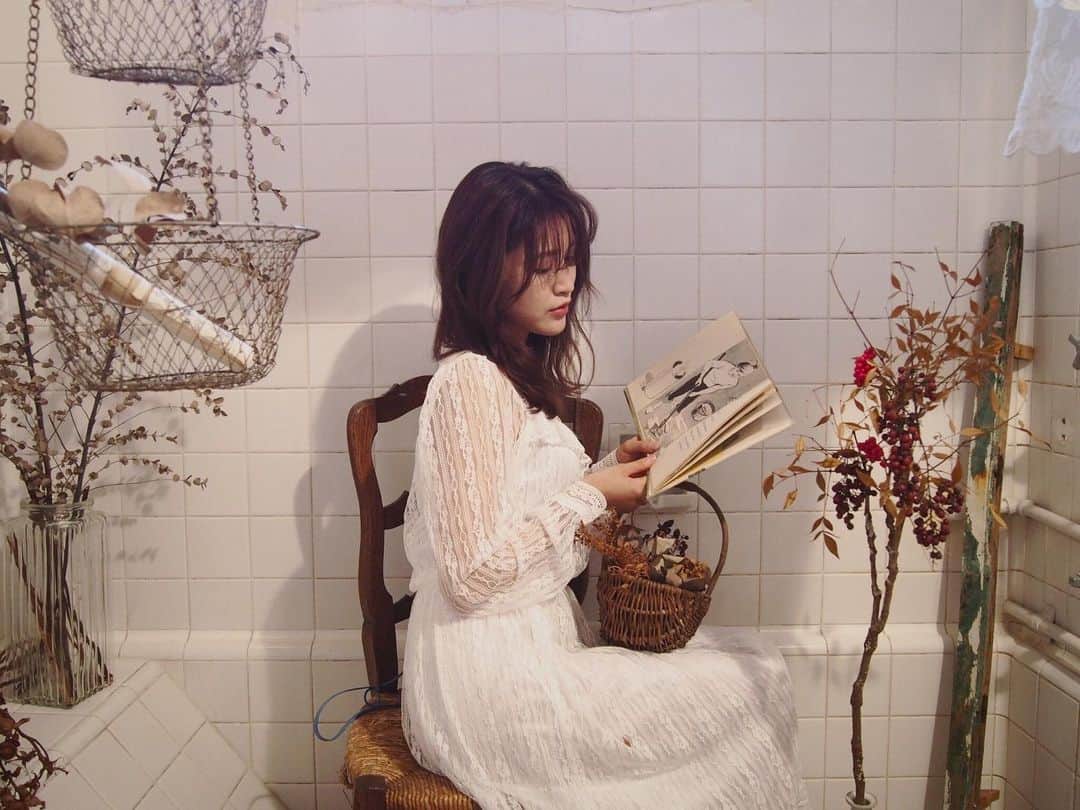 後藤夕貴のインスタグラム：「📚 ㅤ いよいよ明日21日〜24日まで オメガ東京にて朗読劇 Bチーム初日です𐩕 ㅤ [team B] 21日(金) 19:00〜 22日(土) 17:00〜 23日(日祝) 13:00〜 24日(月祝) 17:00〜 ㅤ あらすじ 礼子は、田舎を出て東京で一人暮らしをしている。 夢を追ってこの街に出てきたものの、変化のない日常に少し疲れていた。 そんな矢先、礼子宛ではない一通の絵葉書が届く。 おそらく以前の住人宛であろうと礼子は思った。 ただ、その絵葉書をそのままにしておく気にはなれず、差出人へ手紙を添えて送り返した。 暫くして、礼子にまた手紙が届く。それは、礼子にお礼の手紙であった・・・。 ㅤ ㅤ 今を大切に生きようと前向きになれるお話です オメガ東京にてお待ちしております♡」