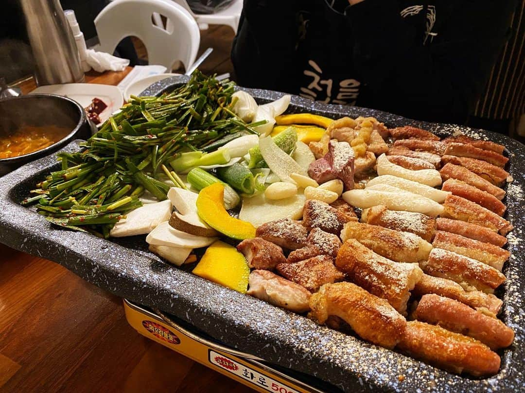 カン・ヘヨンさんのインスタグラム写真 - (カン・ヘヨンInstagram)「오늘의 #망두한끼 는😱😱😱😱 진짜 이렇게 맛있는 곱창모듬은 처음이다!!!!!!! 미쳤!!!!!!!!!!!!! 신세계다... 살살 녹아 금방 녹아서 계속 들어가.... ㅋㅋㅋㅋㅋㅋㅋ #jmt 🔥 #양대창 은 거의 비리던데 대창마저 맛있냐  진짜 최고예요 #압구정곱창 🤩 곱창 빠수니가 여기를 왜 이제 알았지?? _ _ #가로수길맛집#압구정맛집#곱창맛집#대창맛집」2月20日 22時30分 - mangdoo_noona