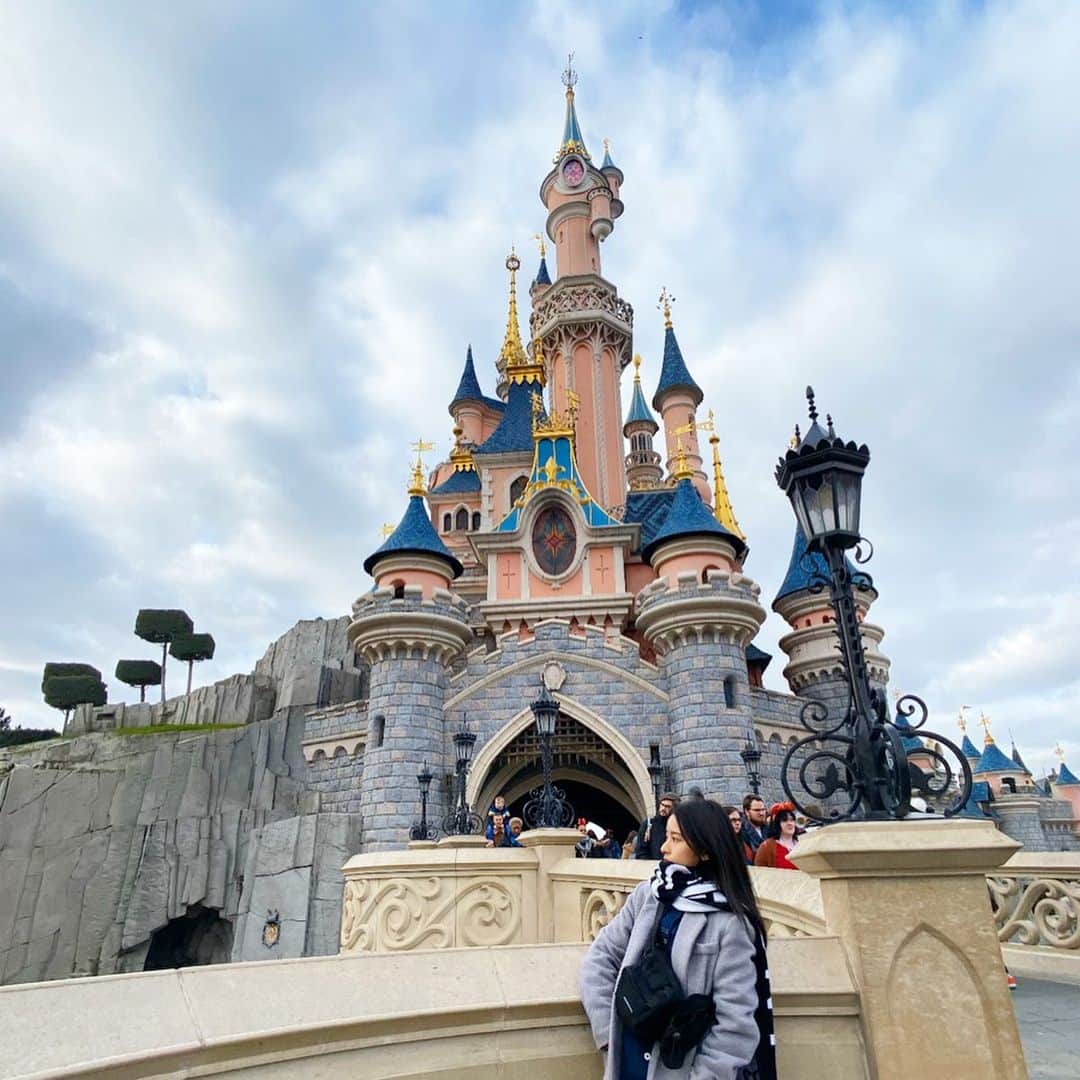 のインスタグラム：「💒 Disneyland Paris & Parc Walt Disney Studios!!!. . 世界遺産のモンサンミッシェルを見に行くか ディズニーランドに行くかの2択で こっちに来ました☺︎ディズニー大好き☺︎☺︎. . . パリのディズニーは眠れる森の美女のお城で 地下にはドラゴンになったマレフィセントがいました。 パリにしかないレミーのアトラクションも すごく良かったです。また乗りたい 1番好きだったのはハイパースペースマウンテン！ 暫く目が回ってました😵👏. . グリーティングもめっちゃ良くて ドナルドとデイジーのカップルで撮れたのが もう意味分からなくてワア🗣. . . #ヨーロッパ #フランス #フランス旅行 #パリ #パリ旅行 #ディズニーランドパリ #ウォルトディズニースタジオパーク #code #147cm #低身長コーデ #携帯式コーデ」