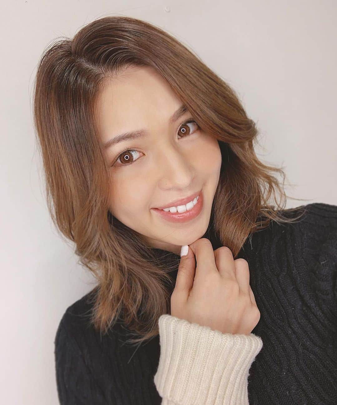 来夏さんのインスタグラム写真 - (来夏Instagram)「#💇‍♀️ 髪色明るくなってしまってたから 落ち着いたトーンにしてもらって蘇った🥺✨ @soga_rollen_gm いつもありがとう🌷 美容室帰りってうきうきして 買い物してしまうよ😂🛍 #hair #haircolor  #rollenwiz #hairsalon #harajuku #春色 #ヘアカラー  #グラデーションカラー  #ミディアムヘア」2月20日 22時41分 - rairairaika