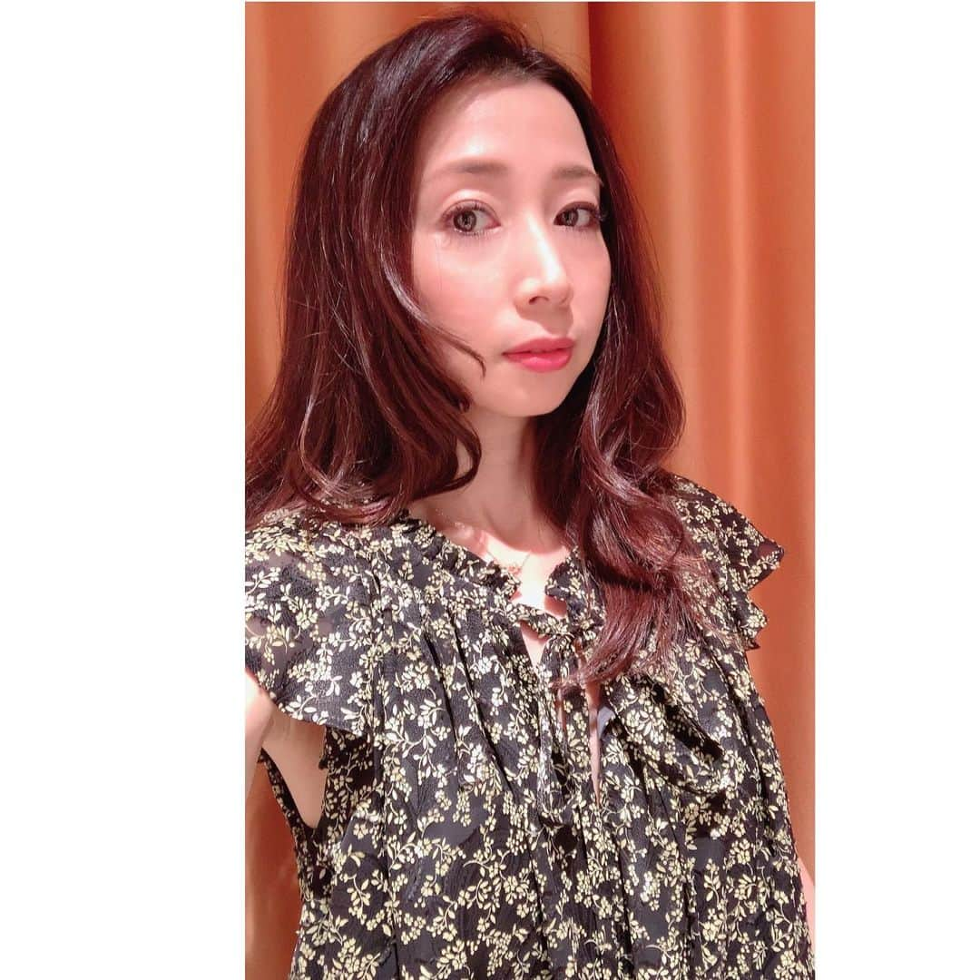 中野公美子さんのインスタグラム写真 - (中野公美子Instagram)「伊勢丹の「OBRI」ポップアップショップで、 ワンピースを購入👗💕 黒地にイエローの小花柄🌼 可愛いくて楽チン😊 早く着たいなぁ✨  #obli #オブリ #ワンピース #可愛い #楽チンワンピ」2月20日 22時42分 - kumikorion