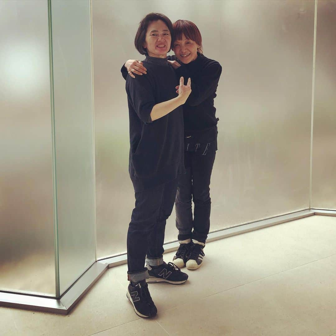 YUKI TAKESHIMAさんのインスタグラム写真 - (YUKI TAKESHIMAInstagram)「ヨシエ師匠とビューティー撮影🥰💖💄✨ 相変わらず、関西弁バリバリ跳びかう現場😂めちゃくちゃHappy shootingでした❣️ 発売日楽しみ💖 @kiitos._magazine  #伝説のカメラマン冨永ヨシエ @tominaga_yoshie  #関西人 @yukitakeshimamake  #BISOU #ビズゥ #サクラフデ #師匠 #ビューティー撮影」2月20日 22時36分 - yukimake