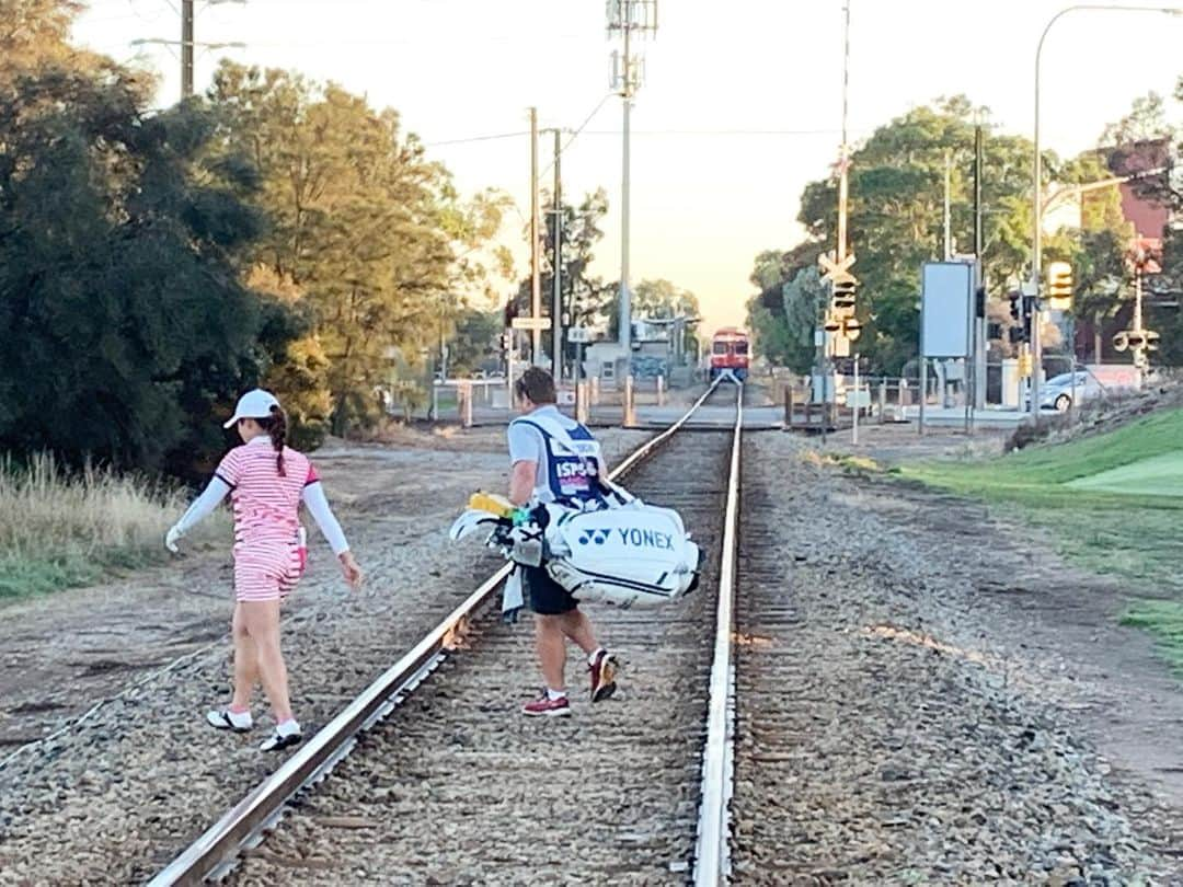 山口すず夏のインスタグラム：「・ 遅くなりましたが、 ISPS HANDA Australian Women's Open🇦🇺全豪オープン… 予選落ちしました。 それもひどいスコア💦 あんなに打ったのは久しぶりで、やってる途中自分でも訳わかんなくなっちゃって、頭真っ白になっていました😓 オフにやってきた事がなに１つ発揮できず、考えすぎで…悪くなる一方でした… 今はもう気持ちは切り替わって次に向かって練習しています！⛳️ まだまだ今年も始まったばかりなので、今自分にできる事、しっかり考えて、頑張りたいと思います💪🔥 次の試合は、3月19〜22日にアリゾナ州である、VOLVIK FOUNDERS CUPです！ 少し間がありますが、自分にとっては良い機会だと思っています。その試合に向けて準備していけるように頑張ります！ 今、コロナウイルスが流行っていますので、皆さん手洗いうがい忘れずに🙏 ・ #lpga#australia#adelaide#royaladelaidegolfclub#golf#ゴルフ#電車#ゴルフ場の中に線路」