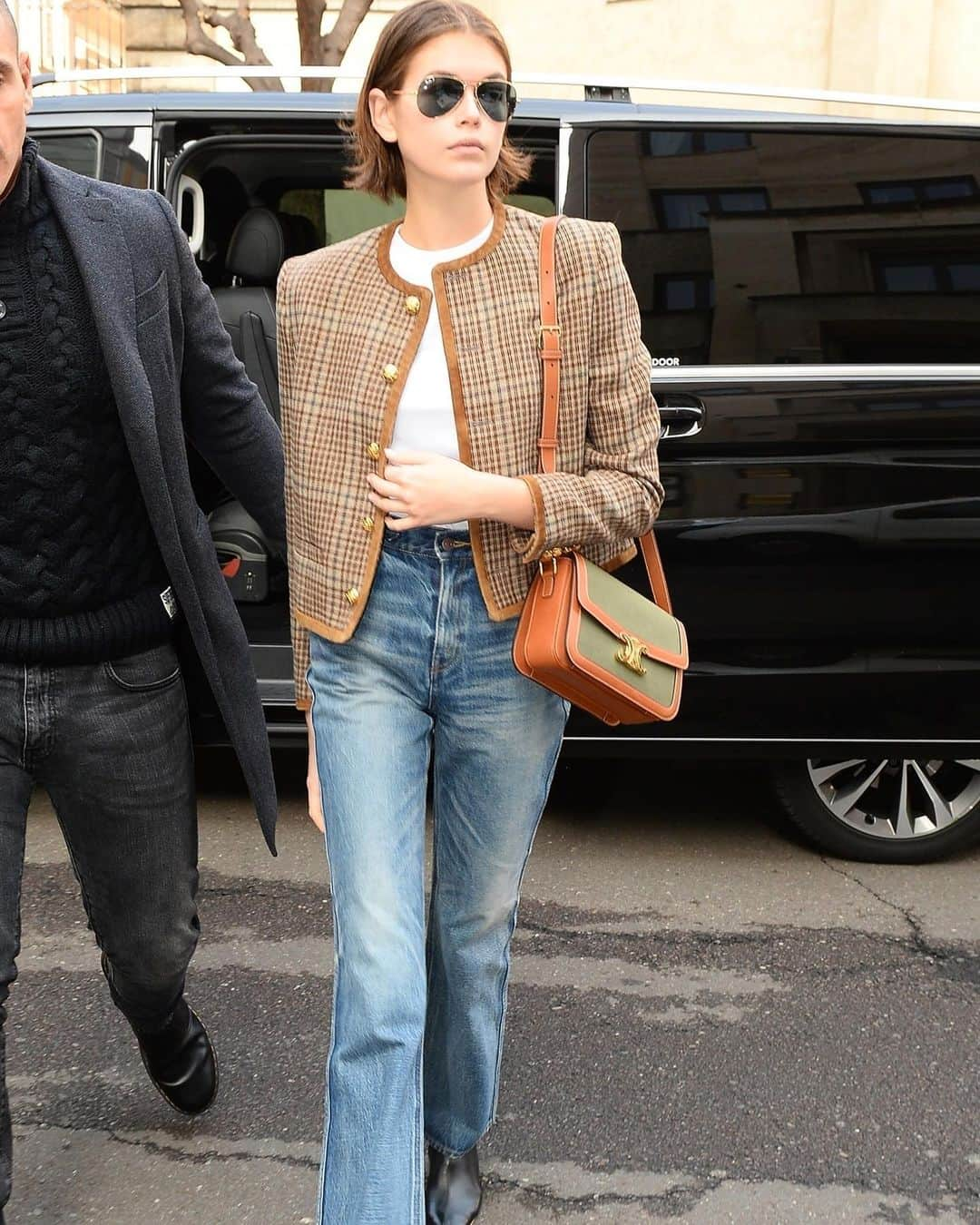 Vogue Parisさんのインスタグラム写真 - (Vogue ParisInstagram)「Spotted: @KaiaGerber out and about Milan in between shows wearing a full @Celine by @HediSlimane look featuring a Chasseur jacket and triomphe bag, in classic Parisienne style. #kaiagerber #celinebyhedislimane #streetlook #milan #fashionweek」2月20日 22時40分 - voguefrance