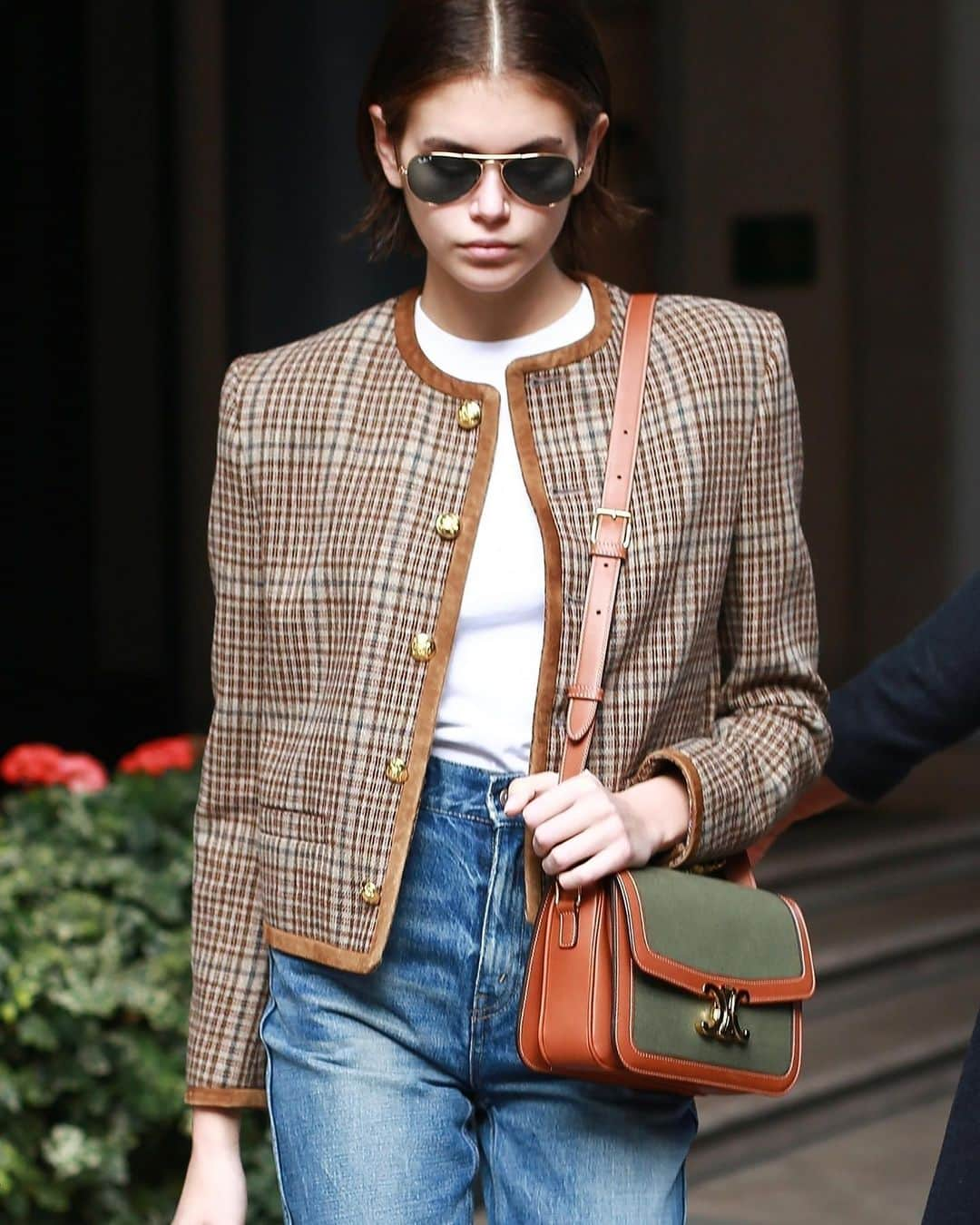 Vogue Parisさんのインスタグラム写真 - (Vogue ParisInstagram)「Spotted: @KaiaGerber out and about Milan in between shows wearing a full @Celine by @HediSlimane look featuring a Chasseur jacket and triomphe bag, in classic Parisienne style. #kaiagerber #celinebyhedislimane #streetlook #milan #fashionweek」2月20日 22時40分 - voguefrance