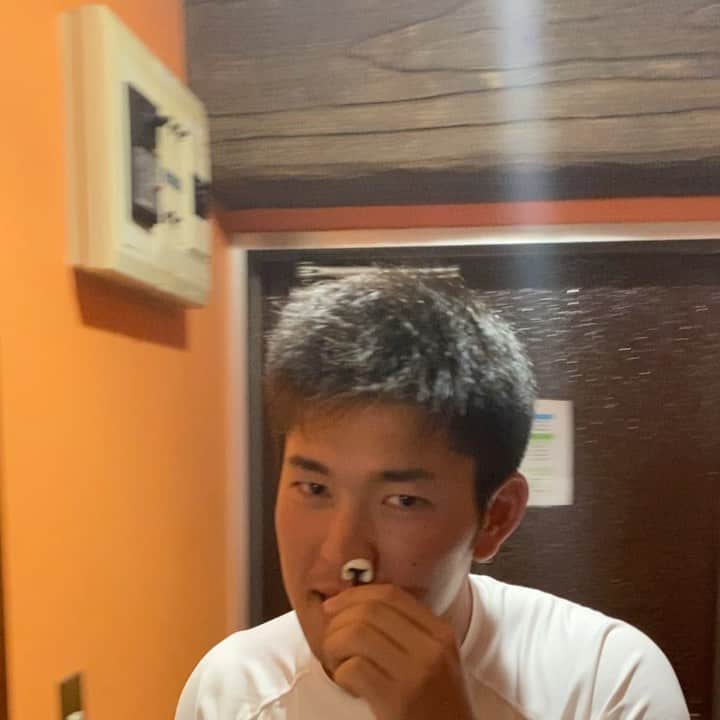 鈴木翔太のインスタグラム：「このキャンプで1番笑った😂 笑い過ぎて腹筋やばい。。 垣越ゴッソ🤣🤣 左は1発だけど、右がなかなか抜けなくて笑えた😂  #音量注意 #笑い声キモくてすみません笑 #垣越建伸 #ゴッソ #抜けない #このキャンプ1番笑った #腹いてーーー #久しぶりに笑い過ぎて泣いた笑笑」