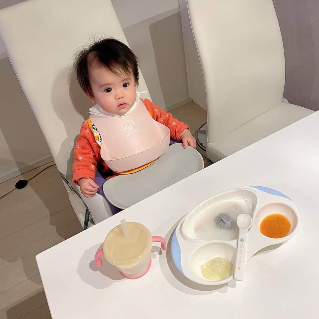 のインスタグラム：「"あたちも一緒に撮ってよ〜" という感じでこっちを見ていたので パパと一緒に食べてる娘も👶🏼笑 しっかり完食します♡ ・ 🐟#しらすがゆ 🥕#人参 🥔#じゃがいも 🥤#麦茶 #石毛家の離乳食 👨🏿‍🍳♡ ・ #baby #girl #babygirl #ハーフバースデー #6ヶ月 #赤ちゃん #ベビー #女の子ベビー #親子ショット #親子 #女の子 #ベビフル #赤ちゃんのいる生活 #べびすたぐらむ #離乳食 #2回食」