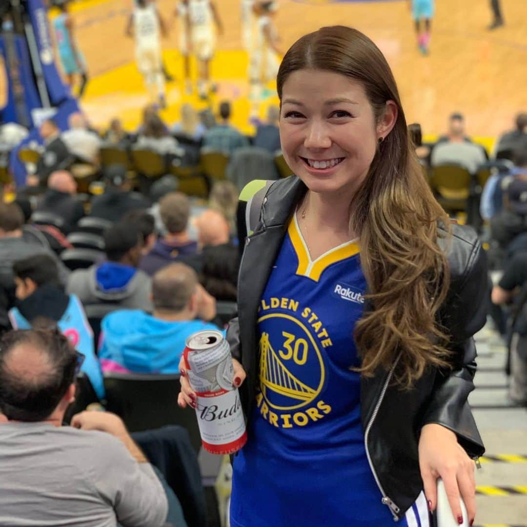 井澤エイミーのインスタグラム：「【NBA Warriors VS Heat!!!!】 人生初NBA🔥激アツだったーーー！  ってことでタメのSteph Curryのユニフォームをちゃっかり着てみた♡  これにて正式にNBAにハマった井澤さん。またみに行きたいなー♬  写真は、、正しいシュートの仕方を教えてくださいw の井澤。  動画は、、、アメリカ半端ねー！！！な感じ✨w  #nba #warriors #goldenstatewarriors #miamiheat #firstnbagame #アメリカすげー #stephcurry #ユニフォーム女子 #バスケ #バスケ女子 #chasecenter」