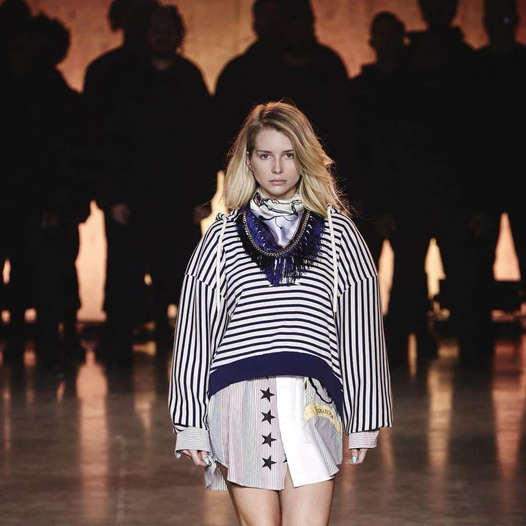 ロッティ・モスさんのインスタグラム写真 - (ロッティ・モスInstagram)「Thank you @tommyhilfiger for having me walk in your show, such an honour 🖤 @kegrand」2月20日 22時59分 - lottiemossxo