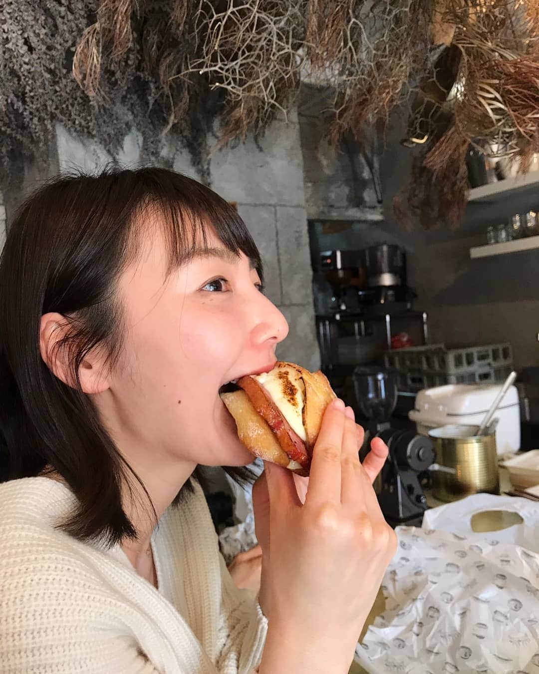 橋本真衣のインスタグラム：「. がぶ😀 . . #友だちとパンランチ#アマムダコタン#パンもお店もおしゃれ#そして美味しい#幸せな休日」