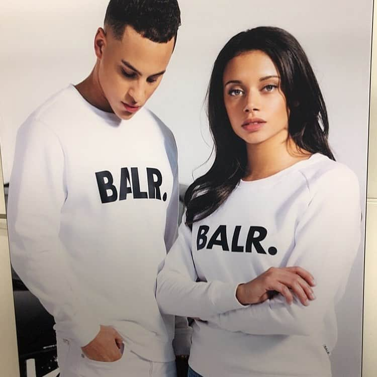 長江愛美さんのインスタグラム写真 - (長江愛美Instagram)「オランダ発のサッカーラグジュアリーブランド﻿ 【BALR.（ボーラー）】の展示会へ👕👖👟　﻿ ﻿ MENS向けかと思いきや、ユニセックスなので、女子も可愛く着れちゃう❤️﻿ ﻿ どれもめちゃくちゃお洒落で可愛くて迷いまくり。。﻿ ﻿ 相談にのってもらいながら、﻿ 楽屋とかお稽古で着れそうなセットアップと可愛いトレーナーをオーダー✨﻿ 届くのが楽しみすぎる❤️﻿ そちらはまたUPします💕  #balr #ボーラー #ユニセックス#unisex#スポーツ#サッカー#⚽️#ラグジュアリーブランド#soccer #sports #展示会#ボーラー」2月20日 22時53分 - manamin.512