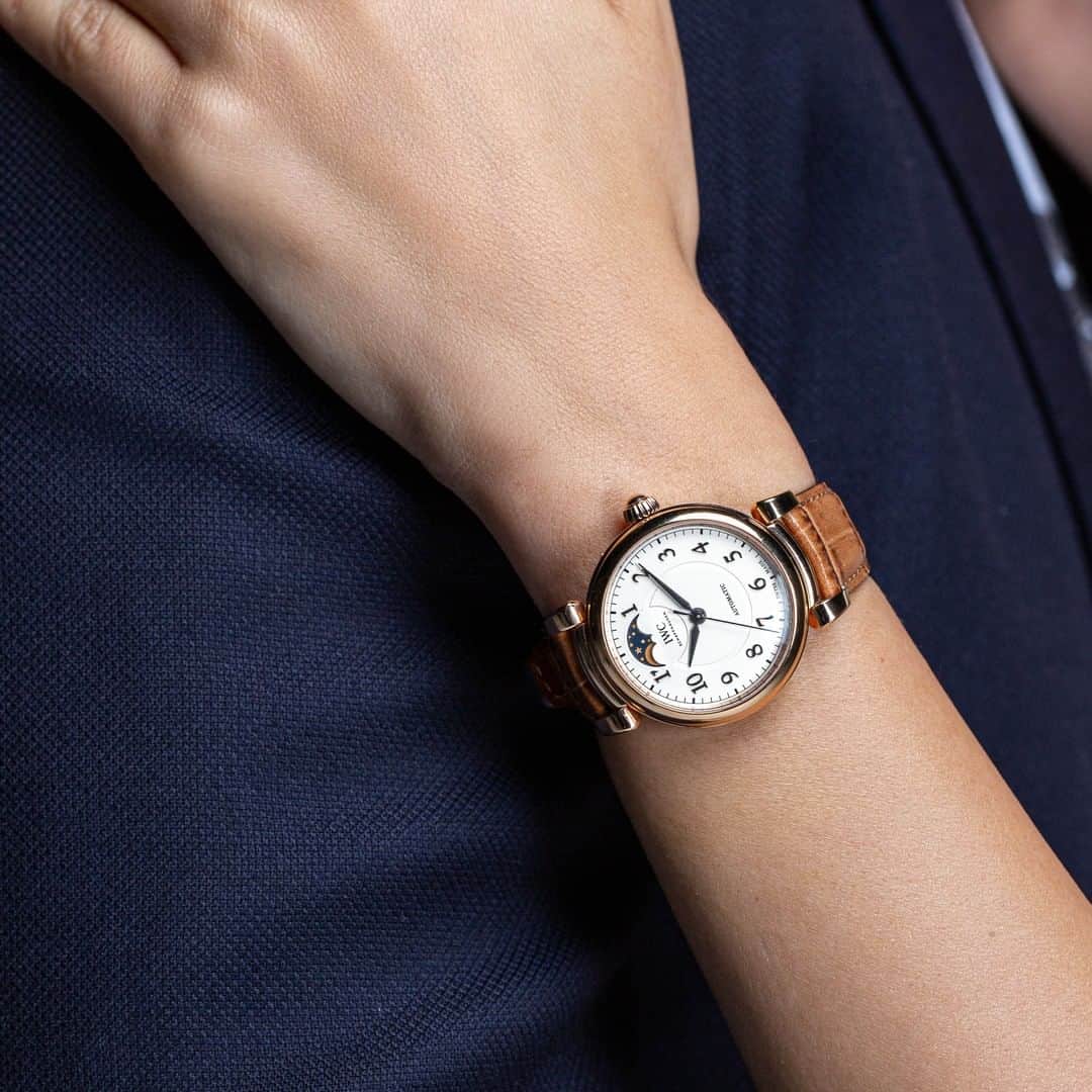 IWCさんのインスタグラム写真 - (IWCInstagram)「Easy to wear and even easier on the eyes, the self-winding #IWCDaVinci Automatic Moon Phase 36 (Ref. IW459308) features an 18 ct gold case.」2月20日 23時00分 - iwcwatches