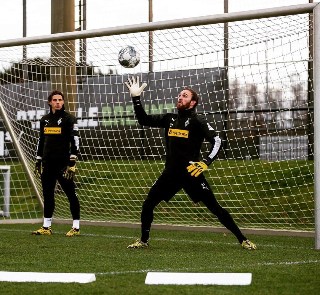 トビアス・ジッペルのインスタグラム：「Hoch die Hände ⚽️👀🖐🏼 #Training #Bmg #Borussia @pumafootball @borussia」