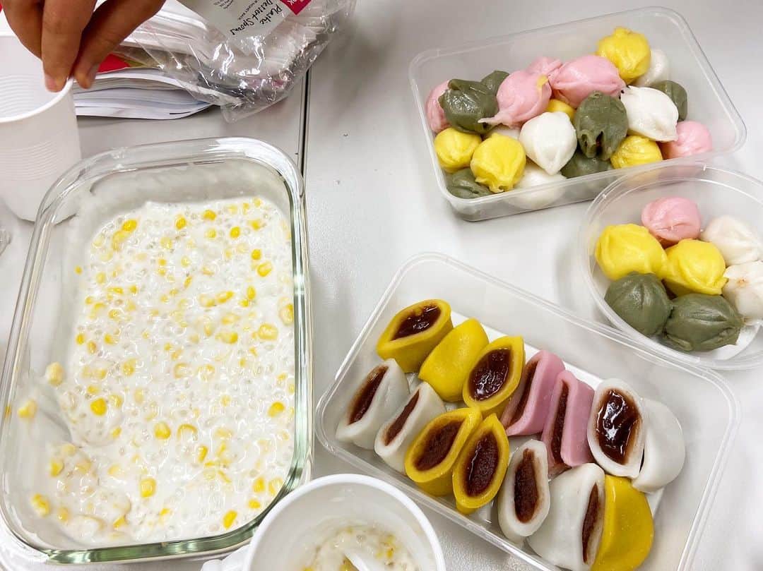 荒尾茉紀のインスタグラム：「今日クラスメイトが持ってきてくれたスイーツ❤️左はラオス🇱🇦右は韓国🇰🇷の伝統的なおやつ。ココナッツミルクにコーンが入ってて私好みの味でした✨（左）餡子餅とゴマハチミツ餅！日本人好みの味でした🙆‍♀️（右）美味しかったなぁ😊 #sydney #留学 #thankyounoi #thankyouhelen #ありがとう💓」