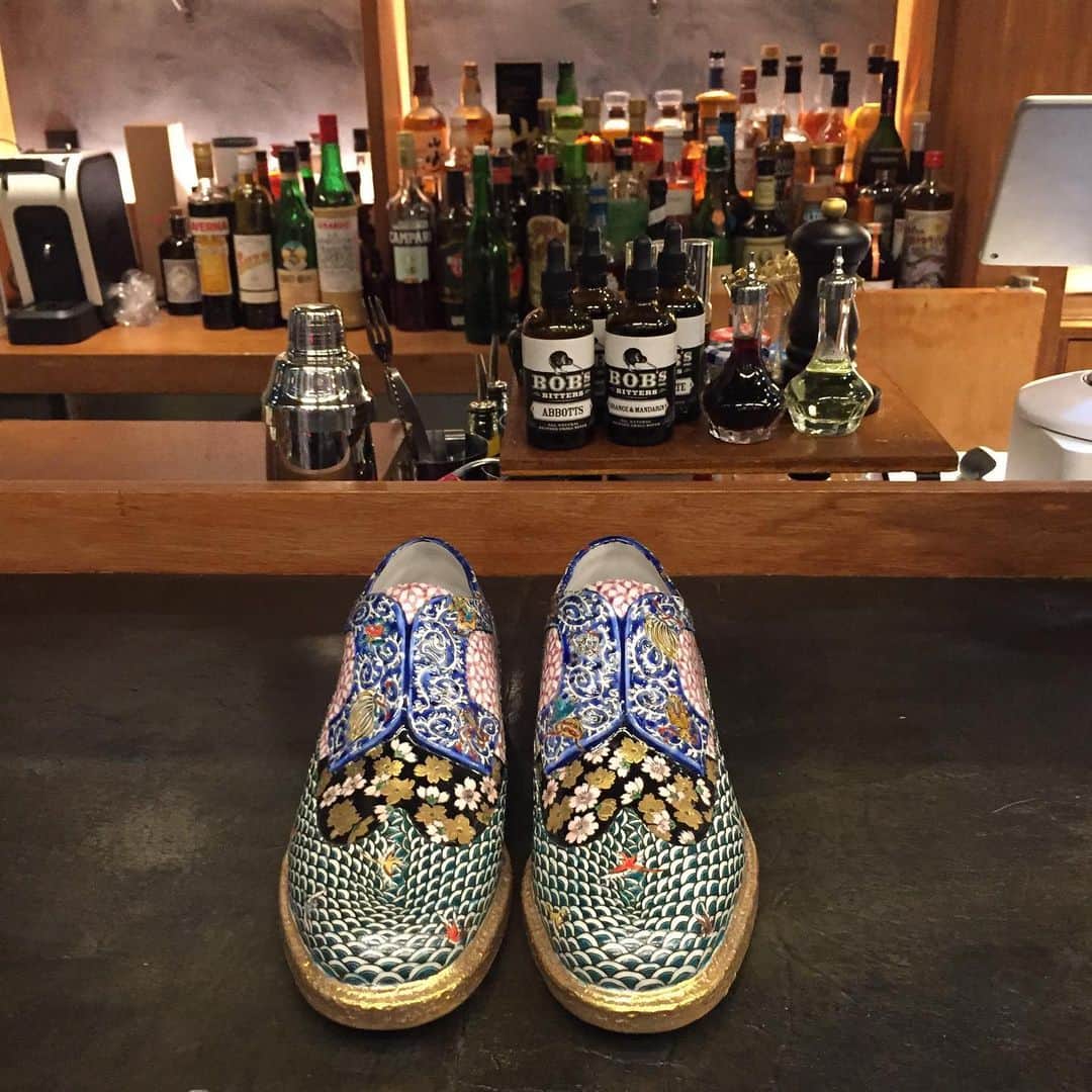 のインスタグラム：「【THE SHOESHINE&BAR】 先日、昔からのお得意さんが九谷焼の紳士靴を持ってきてくれました。超絶！！！こんな靴欲しい！！元ネタはREGALらしい。 と言うわけで明日の虎ノ門は俺の番！よろしくお願いします！ @tsb.toranomon  @brift.h_aoyama  #brifth #shoeshine #虎ノ門 #九谷焼 #regal #リーガル」
