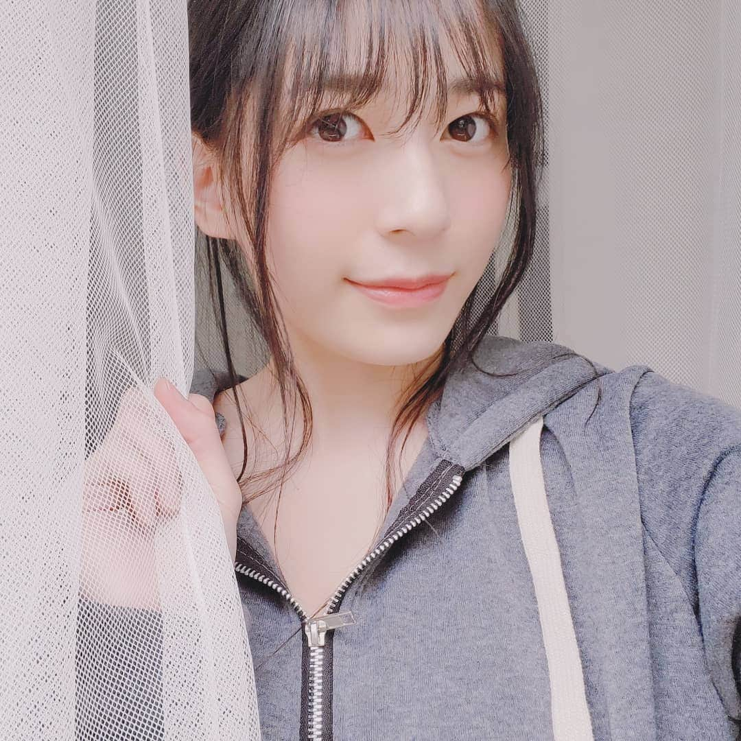 佐々木優佳里さんのインスタグラム写真 - (佐々木優佳里Instagram)「💙 グラビア撮影の時に撮った自撮りです 自然の光好きだなぁ～。 EX大衆3月号よろしくです！  #ナチュラルメイク #EX大衆 #3月号 #パーカー」2月20日 23時07分 - yuka_mocha_roll