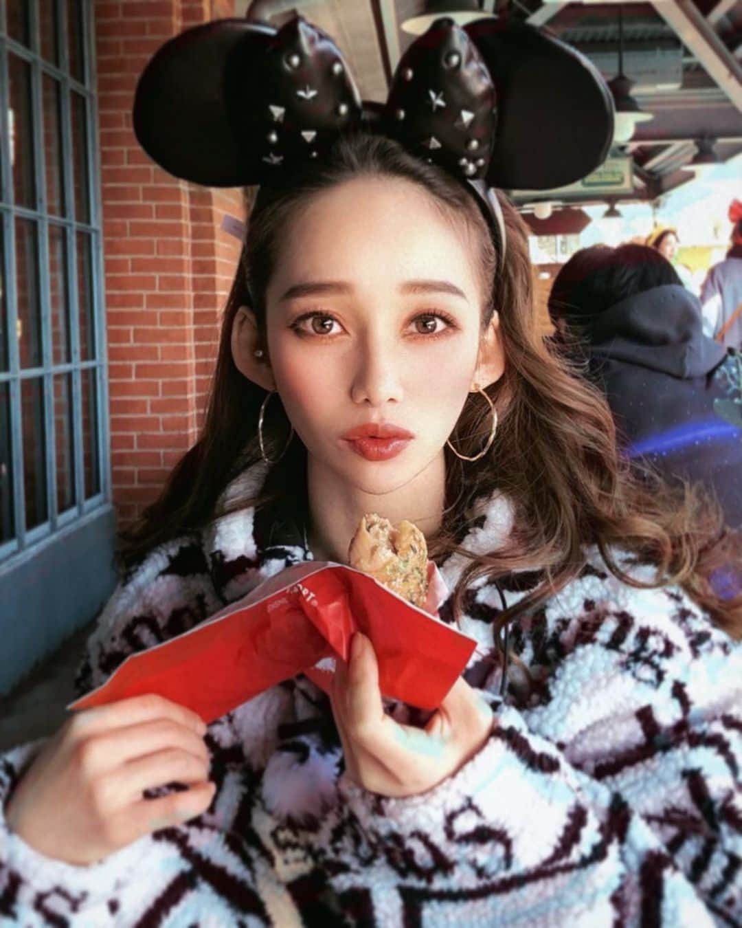 石井和香さんのインスタグラム写真 石井和香instagram Tdsで食べ歩き 今まで食べた中でこれno 1だったかも お洋服質問来てたんだけど Fr2 のです Tds ディズニーシー ディズニーコーデ ディズニーカチューシャ ディズニー食べ歩き 2月
