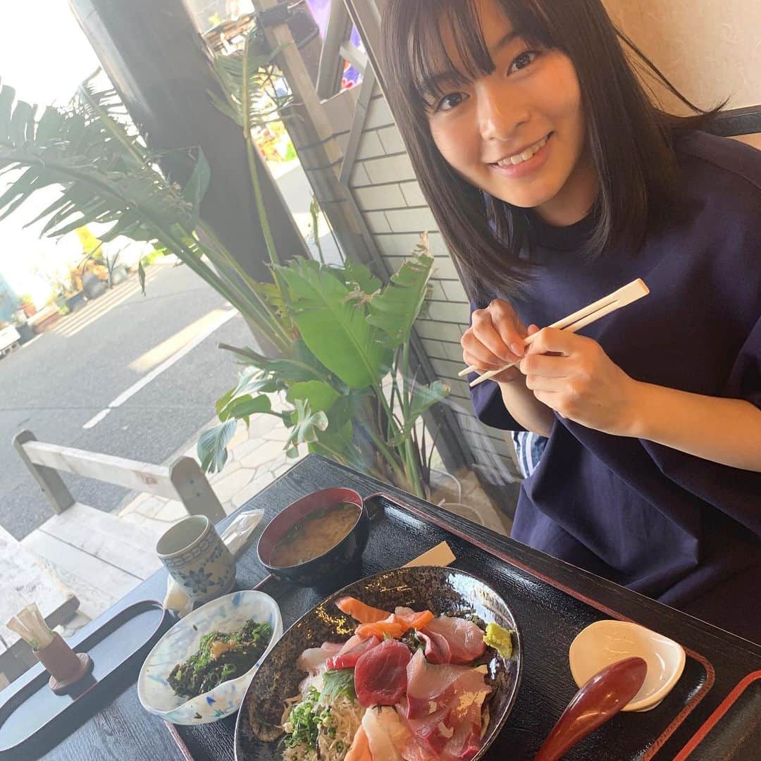 森七菜さんのインスタグラム写真 - (森七菜Instagram)「ロケ先で美味しい海鮮丼に出会いました😋 #海鮮丼 #あかもく #大量に味噌汁に入れてた #通な食べ方？！#あかもく好き」2月20日 23時04分 - morinana_official