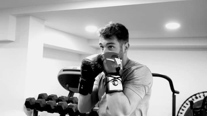 イバイ・ゴメスのインスタグラム：「El primero de muchos, amigo👊🏼 @jonfer1 🥊 🎥 By @sf40agency」