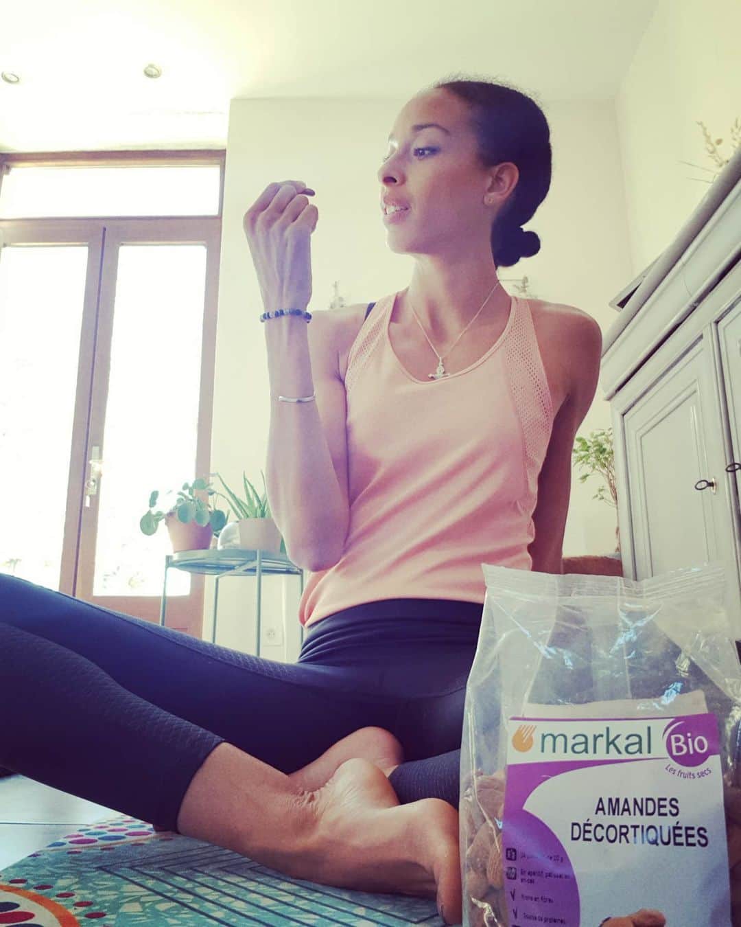 Elea Mariama DIARRAのインスタグラム：「🧘🏽‍♀️ Une session yoga, quelques amandes et ça repart ! 🧘🏽‍♀️ . . . .  #markalapprouve #markal #fit #heathlyfood」