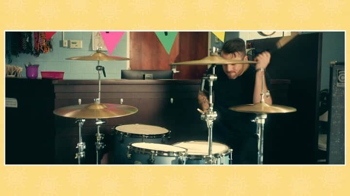 ザッキー・ヴェンジェンスのインスタグラム：「Check out our new video for #sleepingin 🐴🐶🐠🐱#adoptdontshop #letsgo」