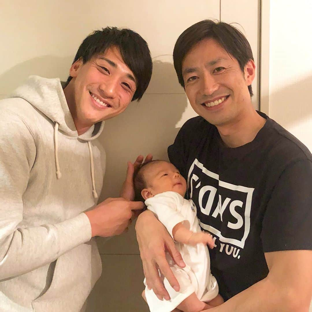 山本紘之さんのインスタグラム写真 - (山本紘之Instagram)「・ たけしパパ ・ ・ 田中家の赤様に会いに行ってきました。ずっと見ていられた。そして毅さんが完全に父親の顔になっていました。赤様もしっかりカメラ目線。おぬし、なかなかやるのう。 ・ ・ #田中毅アナ #パパ #赤ちゃん #ようこそこちらの世界へ」2月20日 23時11分 - yamamoto_hiroyuki.ntv