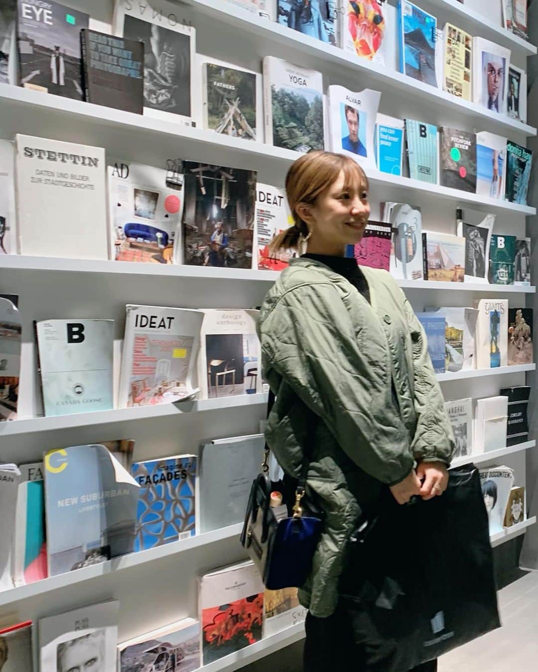 本橋優華のインスタグラム：「雰囲気あるお店はそこに居るだけわくわくしますね のお勉強。  #goodtime#interiordesign#design#lalaport #books#colony2139#fujimi#shop」
