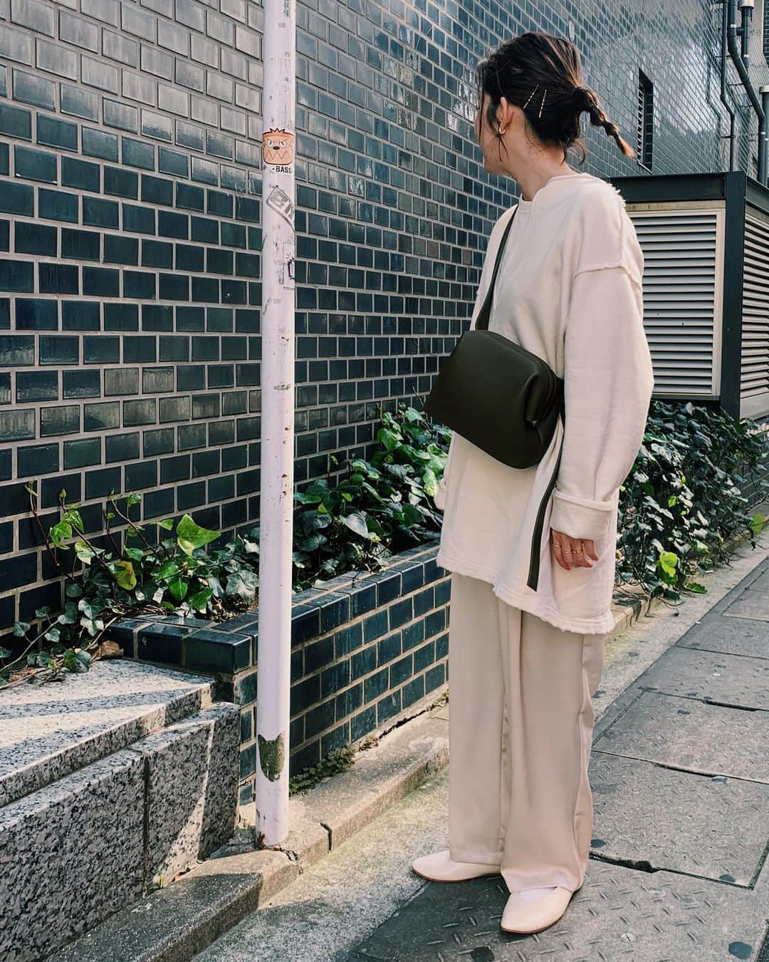 のインスタグラム：「﻿ ﻿ 昨日はネイルしに〜🌿﻿ ﻿ アウター着てたけど﻿ 太陽出てるところは脱いでも平気だった😳﻿ （2枚目アウターバージョン）﻿ ﻿ ﻿ 何個か前のPERVERZEの羽織りを違うバージョンできてます👌﻿ 悩んでたけど結局LEPSIMのシューズ買いました❤️﻿ 白可愛いの〜﻿ ﻿ ﻿ #ファッション#コーデ#コーディネート#fashion #coordinate #code #オシャレ #ootd #outfit #wear」