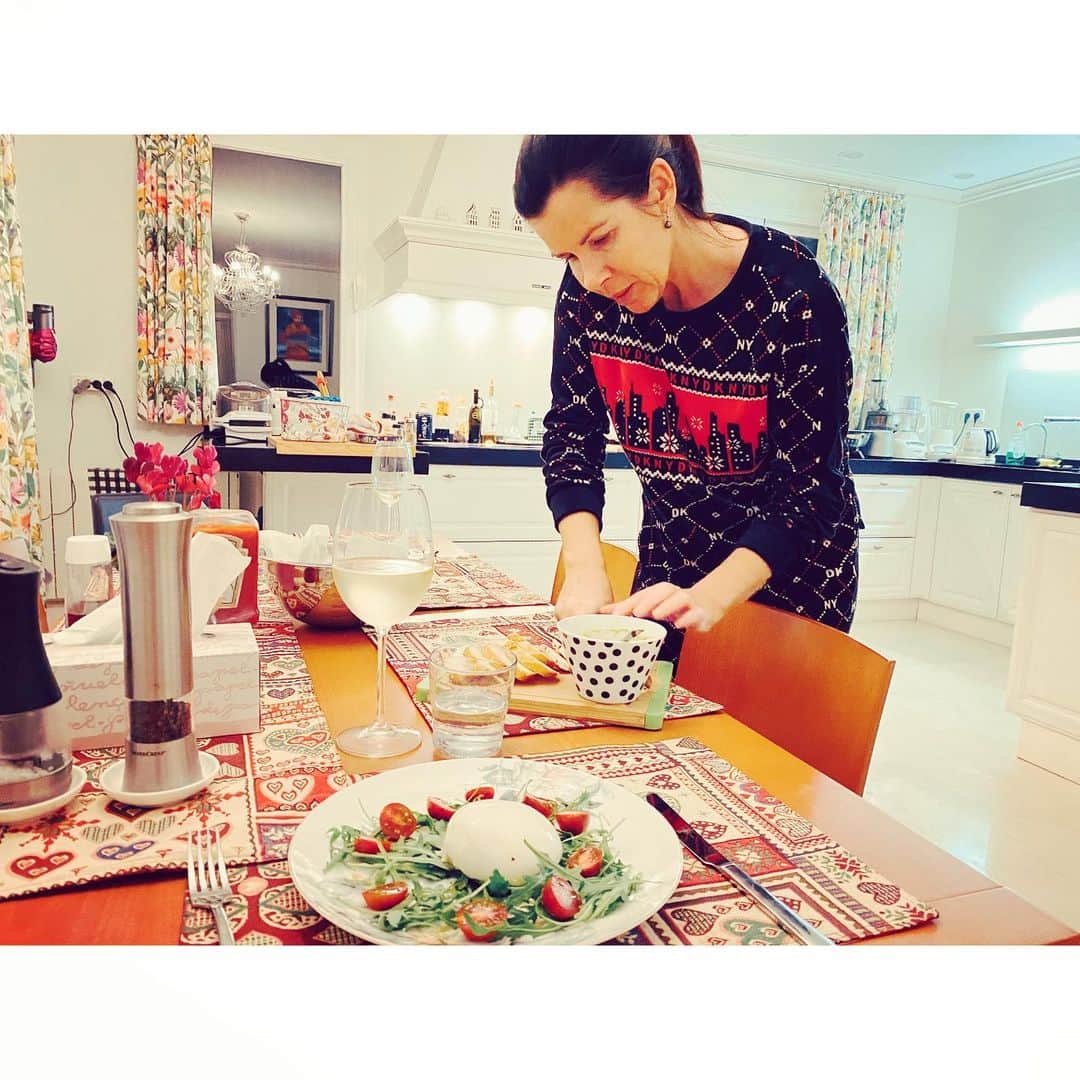 紗栄子さんのインスタグラム写真 - (紗栄子Instagram)「スペインでは、マラガのエリースとペーターのお家にお邪魔させてもらっているんだけど、子供達に晩ご飯を食べさせた後に、エリースが私の大好きなブッラータチーズを準備してくれていました😌✨✨✨ #spain🇪🇸」2月20日 23時14分 - saekoofficial