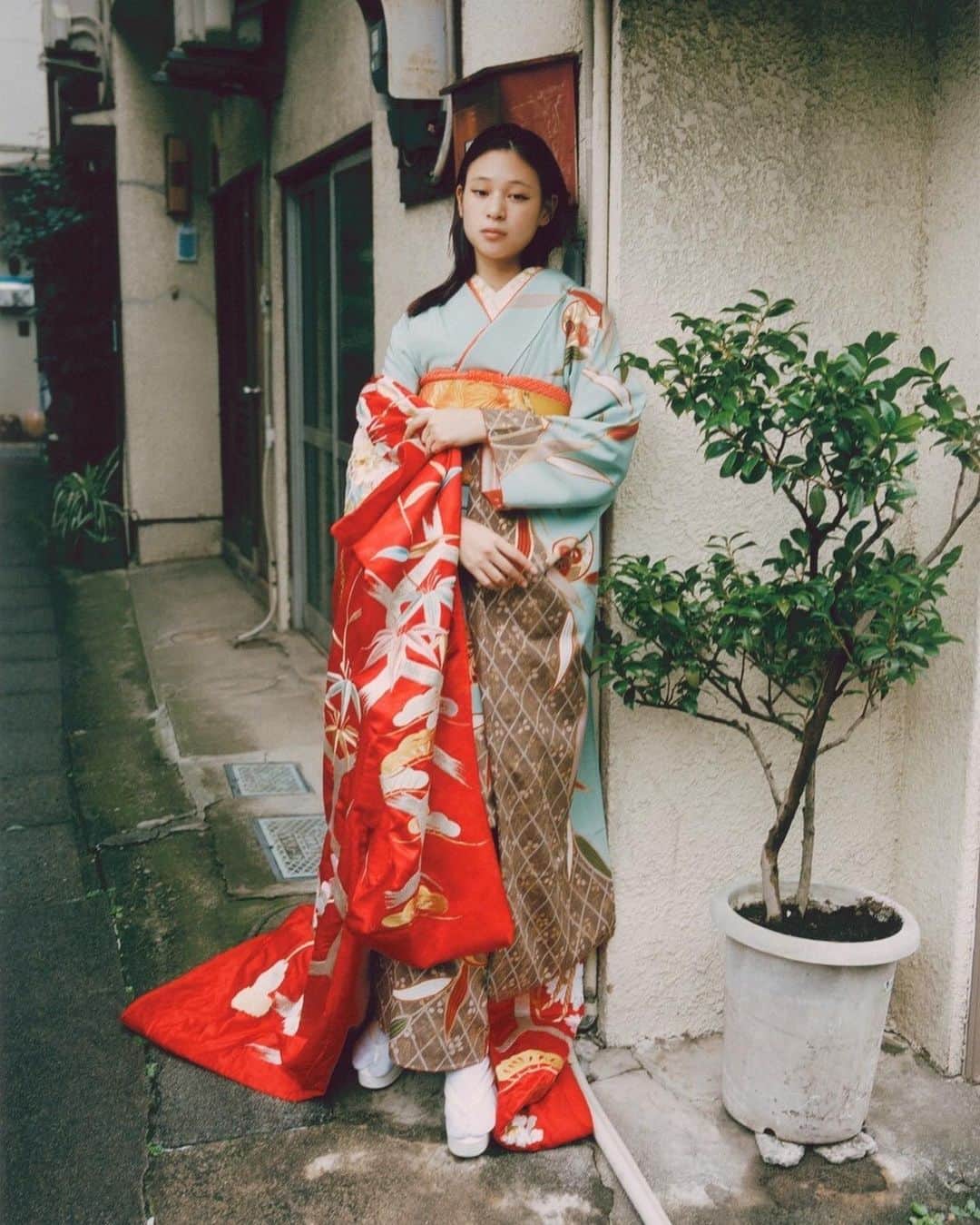 ミユさんのインスタグラム写真 - (ミユInstagram)「“Kimono Kyoto to Catwalk” @vamuseum のキャンペーンビジュアルをステキな着物を纏って飾らせて頂きました。とても嬉しい🧎🏿🦋 2/29から展示されます。 The exhibition will open on Saturday, 29 February 2020  日本の歴史ある粋をぜひロンドンで感じてください🚨👘🇯🇵」2月20日 23時18分 - _miugram_