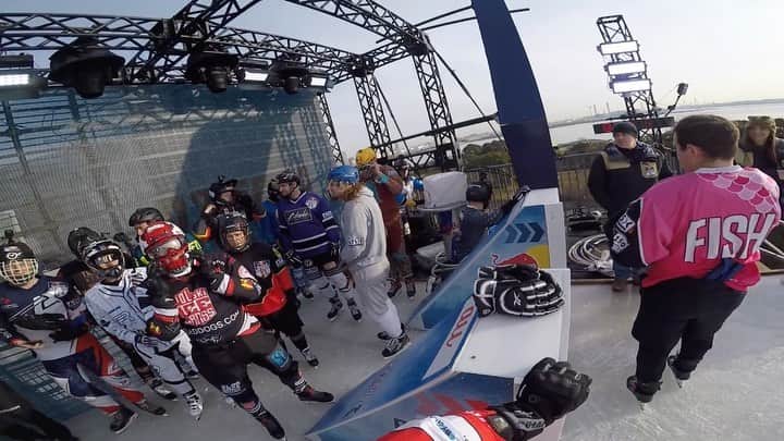 鈴木雅仁のインスタグラム：「• Party Run ⛸ 土曜日の朝に1.5時間のフリーランがありました。 予選敗退した選手にも練習時間を与えてくれるのは非常に大きいです。 この規模の練習場所は他にはありません。 トップスケーターの @dallago_marco が後続から間をぬってヘアピンでイン入ってくるのに、違う映像見て驚きました。少しでも彼の後ろで見れるテクニックはココでしか見れない貴重なものでした。  Thank you for your support. @the.anko @tsukijikajuu @yawataya.isogoro @byglandtech @erbastella @hayashifruits_official @hockeyshop_max  #redbullicecross #レッドブルアイスクロス横浜2020 #レッドブルアイスクロス #アイスクロス #築地果汁創作所　#theanko」