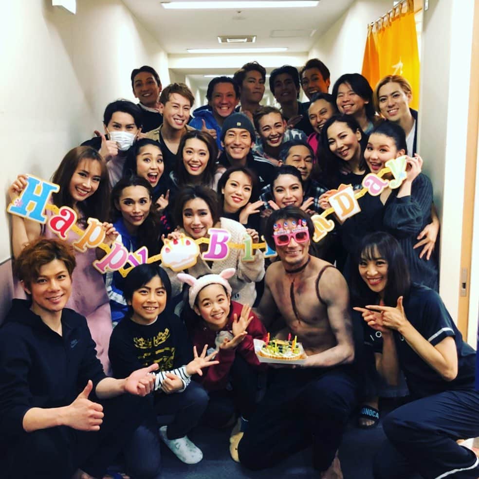 小西遼生さんのインスタグラム写真 - (小西遼生Instagram)「フランケンシュタイン大阪公演初日に誕生日を迎えました。 皆に囲まれて幸せでした。 2度死んで誕生日をお祝いしてもらい、浮かれて変質的な格好になりました。 ありがとう♪ #フランケンシュタイン」2月20日 23時35分 - ryosei_konishi_official