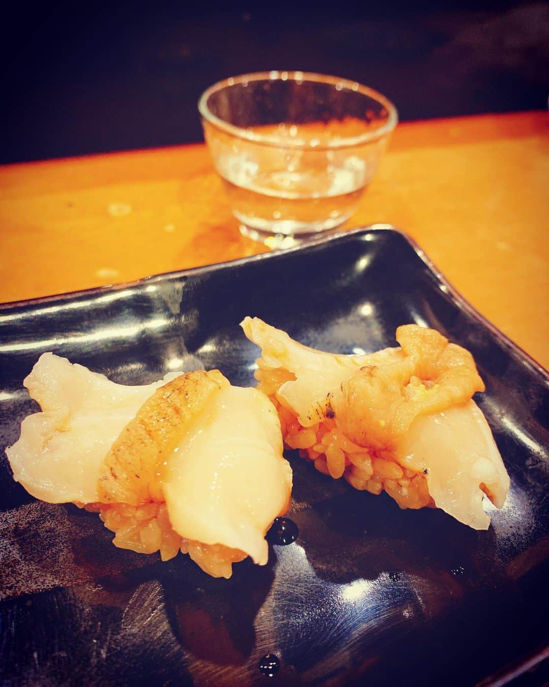 村川絵梨さんのインスタグラム写真 - (村川絵梨Instagram)「なんか、ソワソワするから、稽古場近くで食した贅沢を思い出す夜。  京都　向井酒造さんの「伊根満開」美味しかったなぁ 久々にお鮨とかも食べちゃったりして、贅沢したなぁ つぶ貝はもちろん、この島鮨というかんぱちの漬けに辛子のってるやつ、たまらなかったなぁ  あー 明後日から本番かぁ 😮🤔😳 #日本酒#sake#鮨#sushi#誰にも知られず死ぬ朝#彩の国さいたま芸術劇場」2月20日 23時37分 - eri_murakawa_official