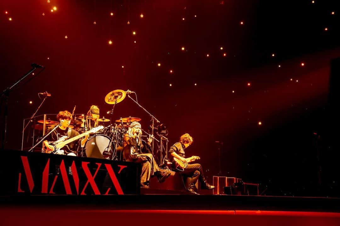 L'Arc-en-Ciel【公式】のインスタグラム：「Getting closer to the secret behind the scene of "ARENA TOUR MMXX"! #LArcenCiel #LArc #ラルク #彩虹樂團  #LArcMMXX #ARENATOURMMXX #MMXX」