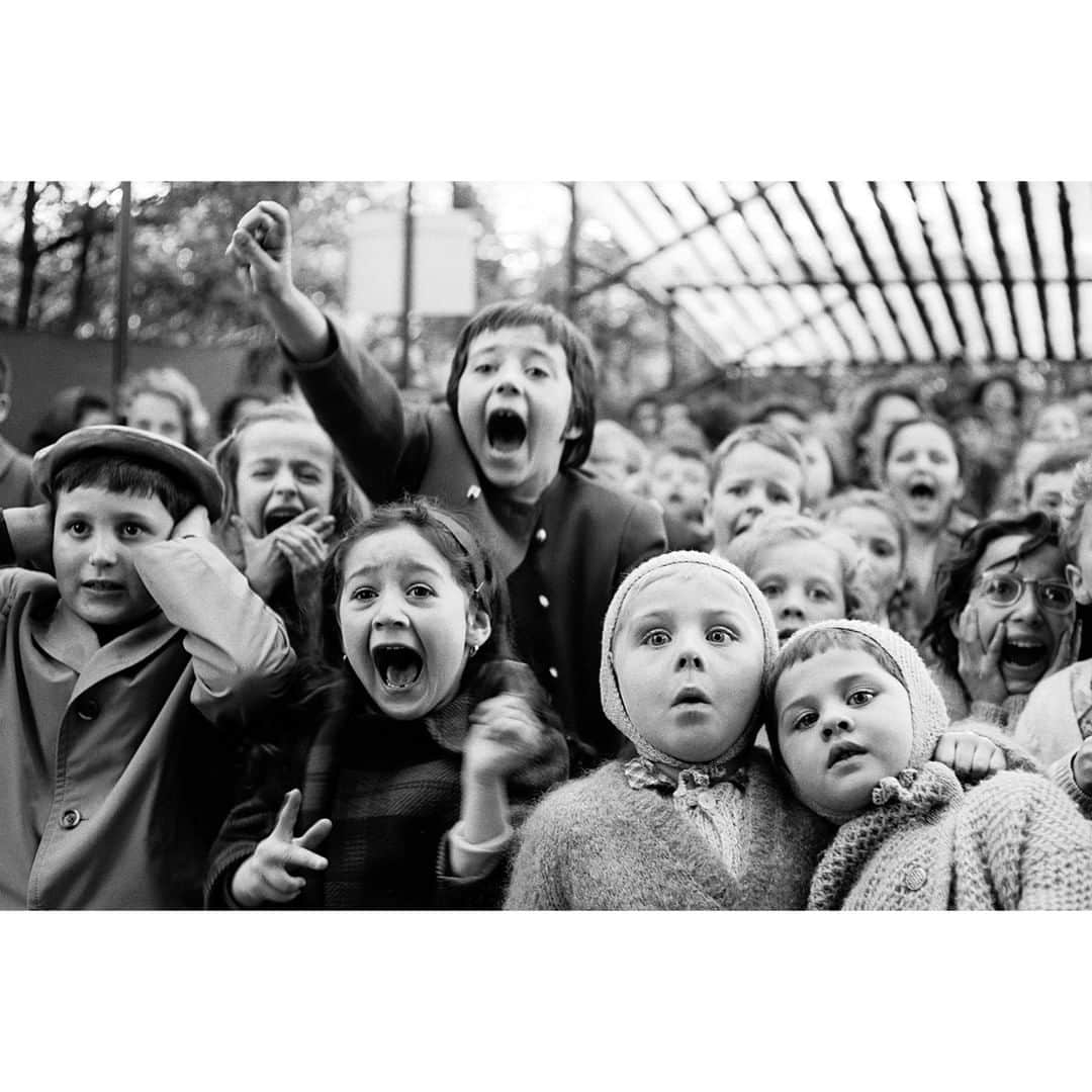 lifeさんのインスタグラム写真 - (lifeInstagram)「A classic moment from the LIFE archive by the great Alfred Eisenstaedt: Children react to the moment the dragon is slain in the Guignol puppet show, Parc de Montsouris, Paris, 1963. (Alfred Eisenstaedt/The LIFE Picture Collection © Meredith Corporation) #VintageLIFE #AlfredEisenstaedt #TBT」2月20日 23時39分 - life