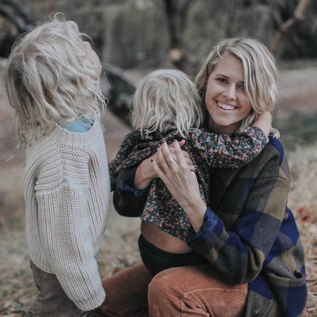 サラ・ライトさんのインスタグラム写真 - (サラ・ライトInstagram)「my little blonde babies shot by @chelseaprestinphoto for @baeobaby #bareessentialorganics #baeo #organicskincare」2月20日 23時42分 - swrightolsen