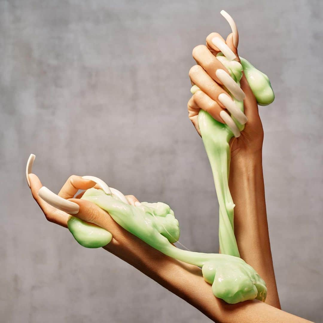 Loeweさんのインスタグラム写真 - (LoeweInstagram)「A series of hands places the onus of interpretation upon the viewer as part of our campaign for Spring Summer 2020.  Taken from ‘A Show of Hands’ by #StevenMeisel.  Creative direction @Jonathan.Anderson and @MMparisdotcom Photography #StevenMeisel Styling by @BenjaminBruno_ Make up by @PatMcGrathreal Set Design by @MaryHoward_SetDesign Casting by @AshleyBrokaw  #LOEWE #LOEWESS20」2月20日 23時52分 - loewe