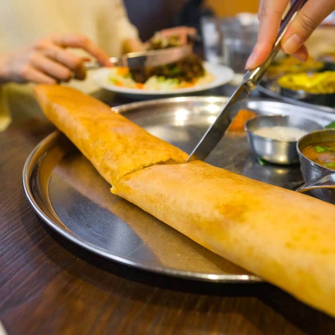 KitchHikeさんのインスタグラム写真 - (KitchHikeInstagram)「🇮🇳🇮🇳 銀座にある「アーンドラ・ダイニング」は、南インド料理が都内に広がるきっかけとなったと言われるお店。  お料理のおいしさはもちろんですが、思わず、南インドに行きたくなるような素敵なお店の皆さんがいらっしゃいます。スパイスの加減や、南インド料理について丁寧に教えてくれる、そんなきめ細かいホスピタリティに通いたくなるようなお店です。  南インド料理といえば、複数のカレーやおかずを１プレートで楽しめる「ミールス」が代表的ですが、みんなで楽しむなら大きな米粉クレープ「ドーサ」がおすすめ。中にはジャガイモやチーズが入っているものもあります。  そして、なんといってもマトンとラム料理もはずせません！「アーンドラ風羊肉のカシューナッツ焼き」「羊肉のスパイシーココナッツ炒め」がお店の一押しです！翌日も行きたくなるような、ハマるインド料理とはこのことですね。  キッチハイクを使って、みんなで南インドカレーを食べに出かけませんか？  #アーンドラダイニング #インド料理 #南インド料理 #ミールス #ドーサ #ラムチョップ #マトン #スパイス #スパイスカレー #東京 #銀座 #京橋 #おいしい #グルメ  #グルメ好きな人と繋がりたい #食べるの好きな人と繋がりたい #kitchhike #キッチハイク」2月20日 23時44分 - kitchhike