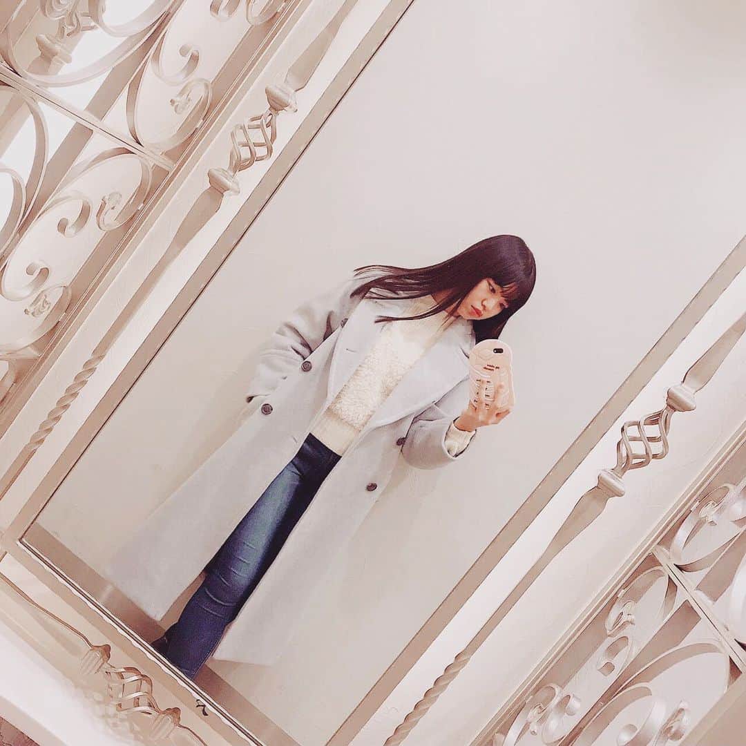 吉田万葉のインスタグラム：「インスタで見かける、かっこいいお姉さん風👼🏻 大人っぽいよね？でしょ?? #鏡の中 #大人っぽ #FJK」