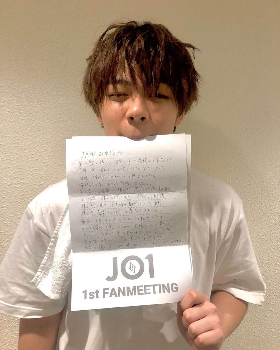 鶴房汐恩（JO1）のインスタグラム：「JO1の公約実践 #1 「鶴房汐恩」 "JAMの皆さんの前で手紙を読む" 大阪ファンミーティングにて、感謝の気持ちを込めて手紙を読みました。  この模様は、明日JO1公式YouTubeと後日GYAO!にて公開致します。 • ➖➖➖➖➖➖➖➖➖➖➖➖➖➖➖➖➖ #tsuruboshion #tsurubo #shion #鶴房汐恩 #JO1 #JAM #produce101japan #japan #jpop」
