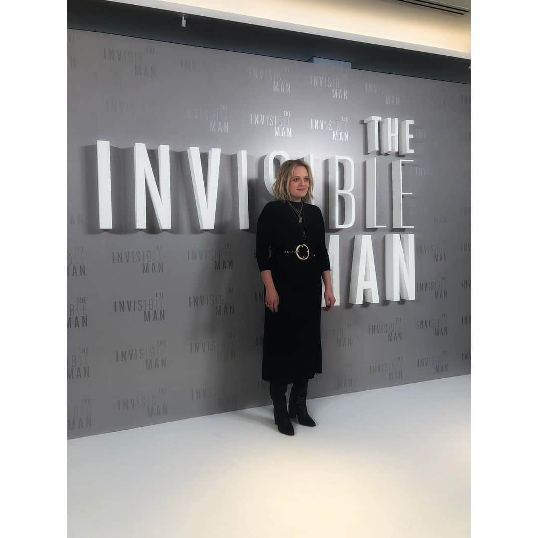 エリザベス・モスさんのインスタグラム写真 - (エリザベス・モスInstagram)「London, you will always have a special place in my heart. Thank you @glamouruk for the advance screening of @theinvisiblemanmovie!!! 🖤 2•28•2020 #theinvisibleman」2月20日 23時57分 - elisabethmossofficial