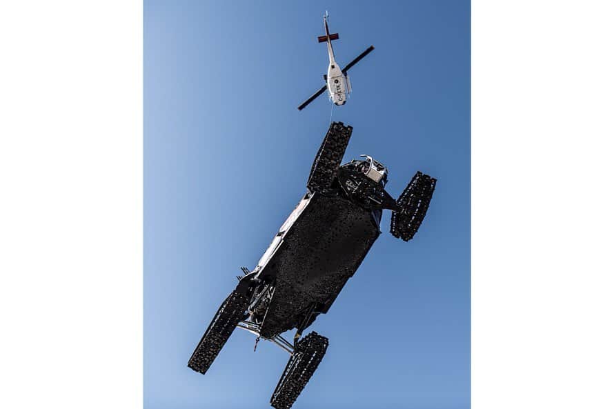 ケン・ブロックさんのインスタグラム写真 - (ケン・ブロックInstagram)「Nothing to see here… just a @CanAmOffRoad Maverick swinging from a helicopter. And it’s on snow tracks. Ha. What’s going on?? Hit the link in my bio to find out! #heliride #theultimateCanAm #CanAmMaverick #worldsfastestsnowcat」2月21日 0時02分 - kblock43