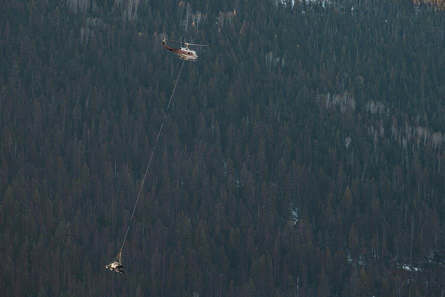 ケン・ブロックさんのインスタグラム写真 - (ケン・ブロックInstagram)「Nothing to see here… just a @CanAmOffRoad Maverick swinging from a helicopter. And it’s on snow tracks. Ha. What’s going on?? Hit the link in my bio to find out! #heliride #theultimateCanAm #CanAmMaverick #worldsfastestsnowcat」2月21日 0時02分 - kblock43