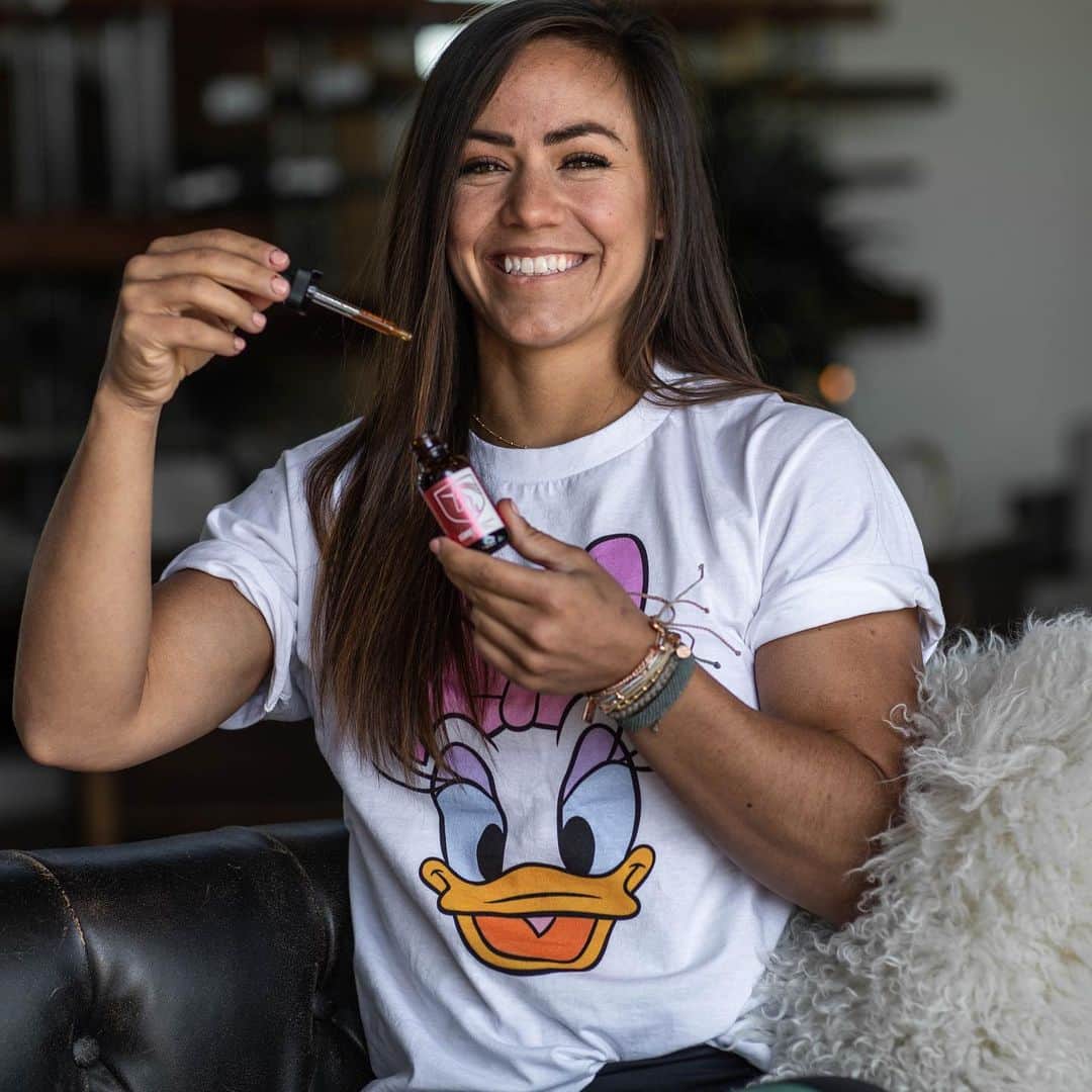 Camille Leblanc-Bazinetさんのインスタグラム写真 - (Camille Leblanc-BazinetInstagram)「Adding CBD in my night time routine has been a game changer!  Better recovery Better sleep Reduce inflammation Reduce anxiety And like a million more benefit!  If you are like me and can not stop your brain from running around all night I strongly recommend using this, but make sure it comes from a good place and make sure to look at the ingredients to make sure you are truly getting the good stuff 🙌🏽♥️ @fnx_fit @feroce.cbd」2月21日 0時10分 - camillelbaz