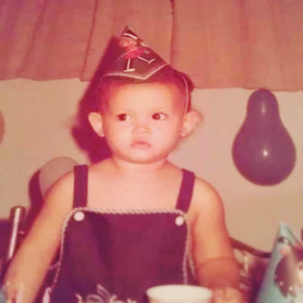 フリーディアのインスタグラム：「Throw back to when I wasn’t sure what birthday parties were.... just kidding! 😂 my face tho! This is me at two maybe? In 🇧🇷 私が2歳の誕生日を祝っている時！ブラジルのおうちで♥️あの顔！笑　#tbt #throwback #littleme #birthdayme #birthday #friediamn #funny #brazil #inbrazil #secondbirthday」