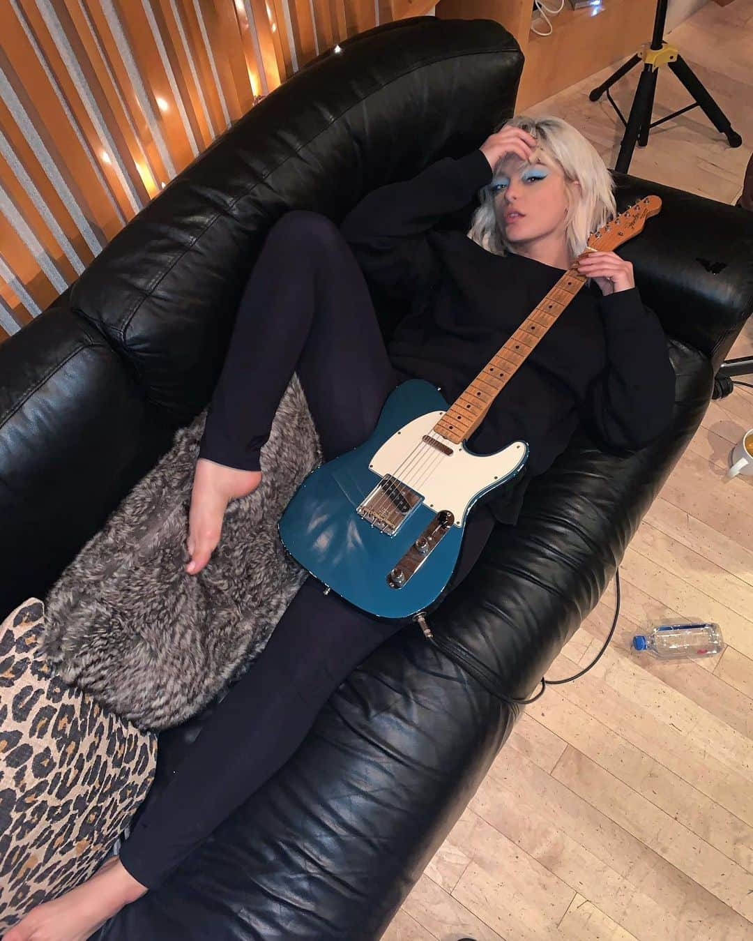 Bebe Rexhaさんのインスタグラム写真 - (Bebe RexhaInstagram)「Making songs. Leave a comment if you’re the guitar」2月21日 0時19分 - beberexha