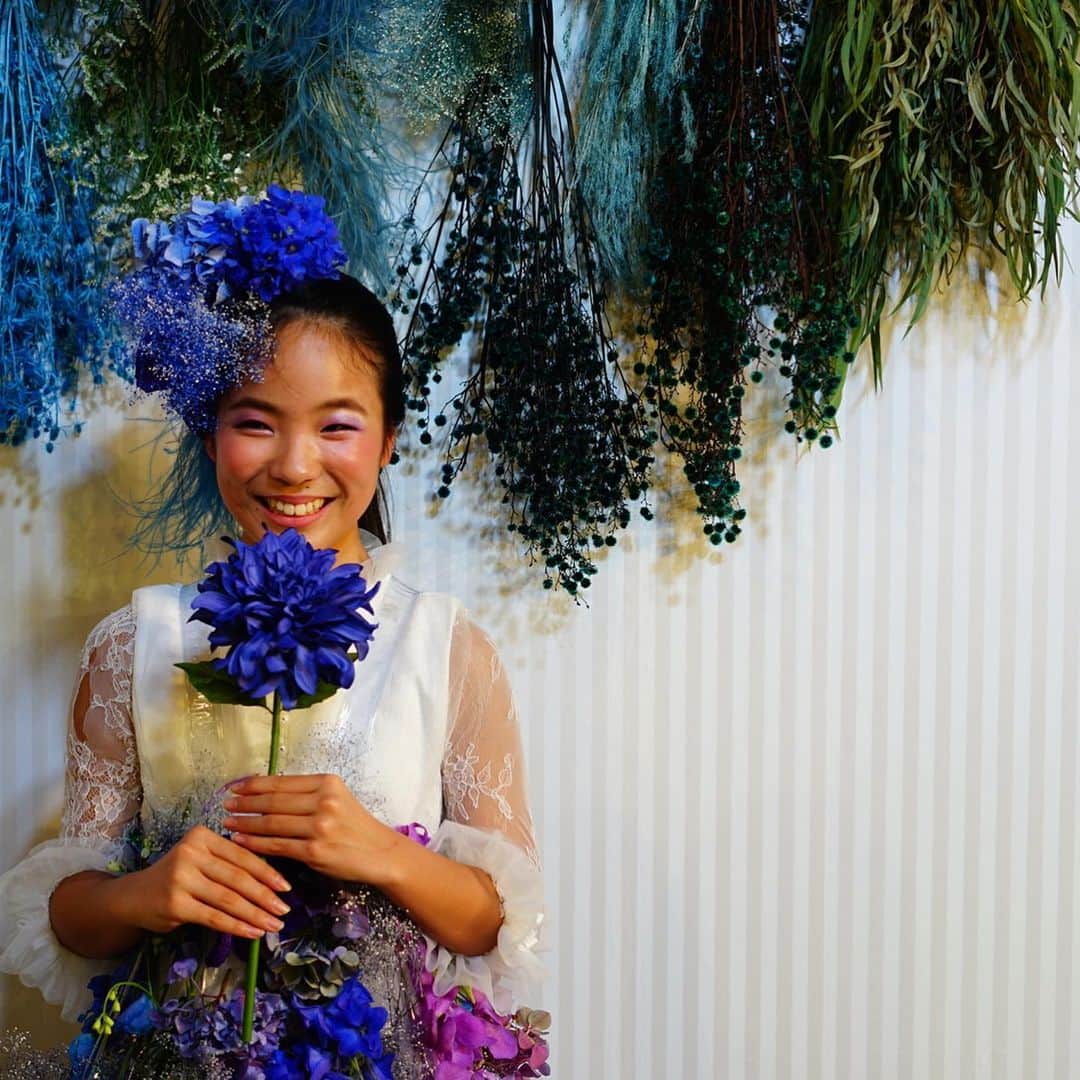 前田有紀さんのインスタグラム写真 - (前田有紀Instagram)「今日は東京ドームで開かれた世界らん展のステージ「青い花のダンスストーリー」へ。 gui flowerはお花の装飾で参加・出演しました。 おかげさまでステージ席は満席で、みなさんが笑顔で見守ってくださったのが、ステージの上からもよくわかりました！ . ドイツのノヴァーリスの未完の小説「青い花」の物語からインスパイアされた今回のストーリーは、女の子がたくさんの花の妖精に出会って成長していく様子をダンスとお花で表現しました。お花をチョーカーにしたり、タイツや傘にお花を忍ばせたり、色んな形でお花を登場させました。最後には150本の青いカーネーションをお客様に配る演出も。 . . 「花を買って誰かに贈る」「自分のために飾る」以外にも色んな形でお花が身近になるような体験を深めてもらえたら、という思いでダンス×お花のコラボレーションを企画しました。見てくださった方の心に残るものになっていたら、本当に嬉しいです。 . ご来場くださったお客様のみなさま、企画に協力してくださった東京ドームのみなさま、素晴らしいダンスを見せてくれたマホさん率いるチームの皆さま、@mjc_dance_company  本当に本当にありがとうございました！ そして、抜群の人柄でみんなをまとめてくれた櫻井さん。special thanks to @ayacherryno 💕 . . #世界らん展2020#世界らん展#青い花#花#ボタニカル#多肉植物#gui#guiflower#フラワーデザイン#フラワー#デザイン#blue#flower」2月21日 0時22分 - yukimaeda0117