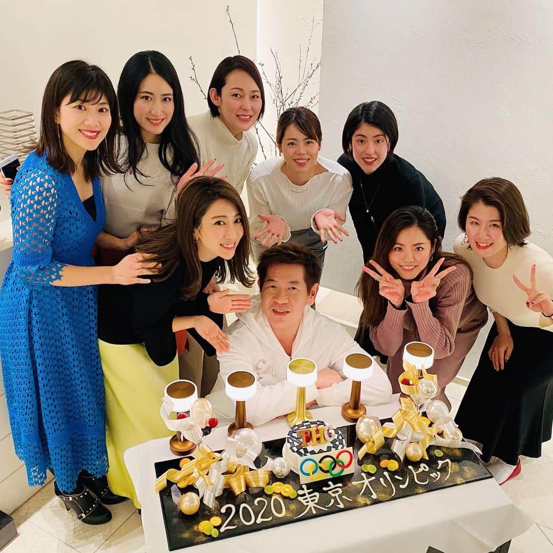 大山加奈さんのインスタグラム写真 - (大山加奈Instagram)「. . いつもお世話になっている @tokyo_hills_clinic の杉浦先生が 女子アスリート会を 開いてくださいました‼︎ . . 東京オリンピックを みんなで盛り上げていこう‼︎と こんなすごいケーキまで 用意してくださって そのホスピタリティに感激‼︎‼︎ . . さすがです‼︎‼︎ やっぱり一流の方って 人を喜ばせたいという想いの強さが 違うなっていうのを改めて実感。。。 . 勉強になります‼︎ . . どれも本当においしすぎて 幸せな時間となりました💓 . . 杉浦先生ありがとうございました🙏 . . #東京ヒルズクリニック #アートメイク #スキンケア #美肌ケア  #女子アスリート会」2月21日 0時22分 - kanaoyama0619