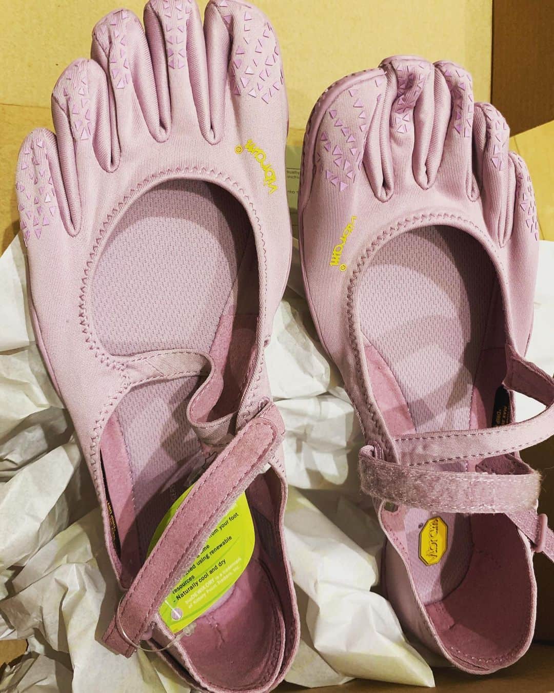 赤井沙希さんのインスタグラム写真 - (赤井沙希Instagram)「少し遅い自分へのお誕生日プレゼントにって、初✨ #ビブラム のシューズ買ったよ☺️ジム行く時に靴と靴下を持ち運ぶのが嫌で、これなら柔らかくてハダシでしゅべしゅべ😻トレーニングやヨガ、少し身体動かす時にもおすすめ😋  #ビブラムソール #ビブラムファイブフィンガーズ  #トレーニング #トレーニングシューズ #ジム #ヨガ #自分にお誕生日プレゼント」2月21日 11時31分 - saki__akai